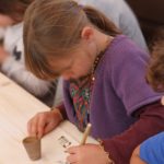 calligraphie médiévale enfants école pédagogie enluminure scriptorium