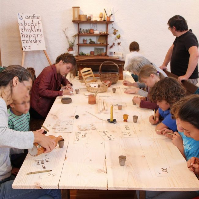 calligraphie médiévale enfants école pédagogie moyen-âge